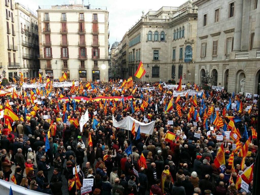 «Prou prusés!» Los catalanes sencillos llenan la plaza San Jaime de Barcelona